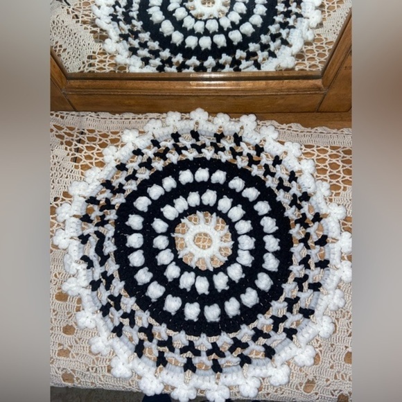 3/30$ Home decor Vintage round black‎ and white crochet doily - Picture 3 of 4